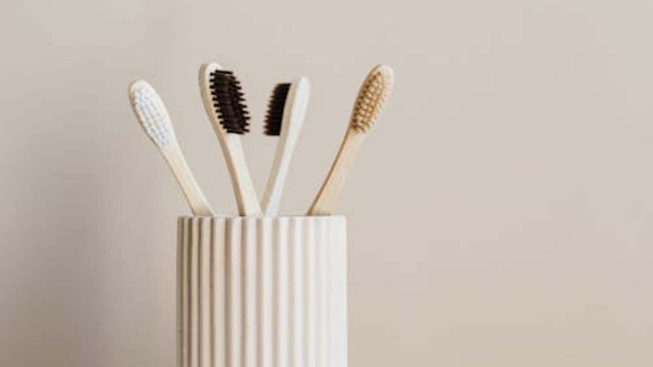 जुना आणि खराब झालेला टूथब्रश वापरल्याने तोंडाचे आरोग्य बिघडू शकते. तसेच बॅक्टेरियांचा संसर्ग वाढू शकतो. यामुळे डेन्टिस्टच्या मते प्रत्येकाने दर २ ते ३ महिन्यांनी आपला टूथब्रश बदलावा. अनेक महिने एकच ब्रश वापरल्यास त्याचे ब्रिसल्स झिजतात.