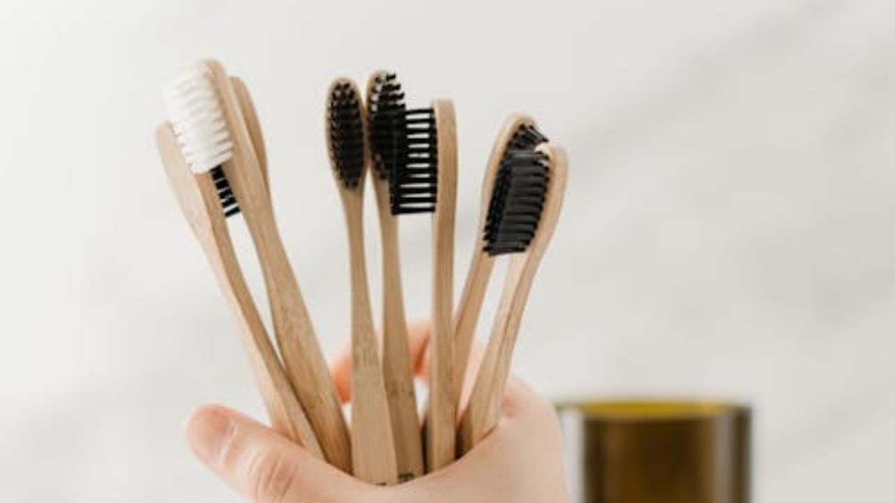 खराब झालेले ब्रिसल्स दातांची योग्य साफसफाई करू शकत नाहीत. यामुळे हिरड्यांना इजा होण्याची शक्यता असते. ज्या लोकांच्या हिरड्या संवेदनशील आहेत किंवा ज्यांना हिरड्यांचे काही आजार आहेत, त्यांनी नेहमी मऊ ब्रिसल्स असलेला टूथब्रश वापरावा. यामुळे हिरड्यांना कमीत कमी त्रास होतो.