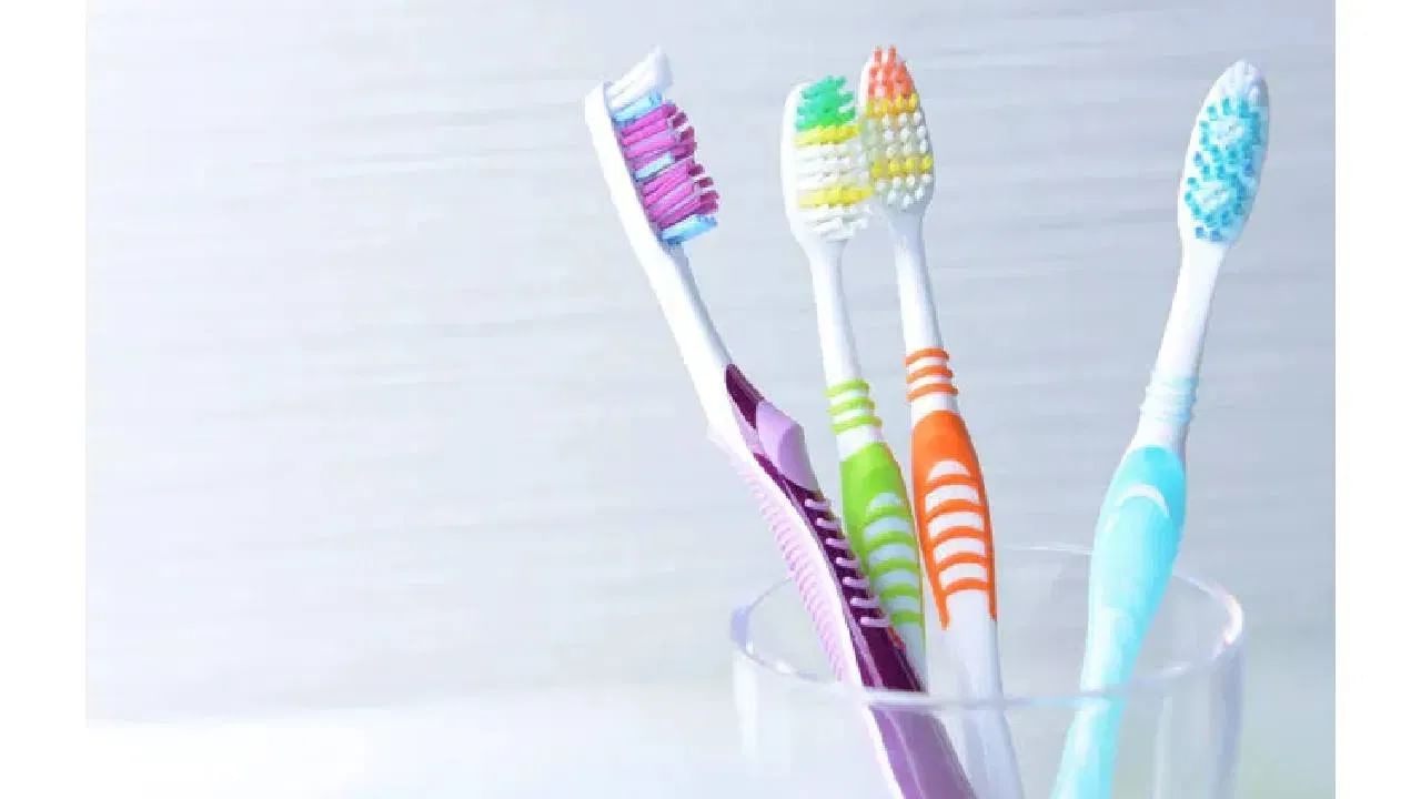 दंत आरोग्य हे केवळ तोंडापुरते मर्यादित नसून ते तुमच्या संपूर्ण शरीराच्या आरोग्याशी जोडलेले आहे. यामुळे सकाळी उठल्यावर आणि रात्री झोपण्यापूर्वी दात घासणे आवश्यक आहे.