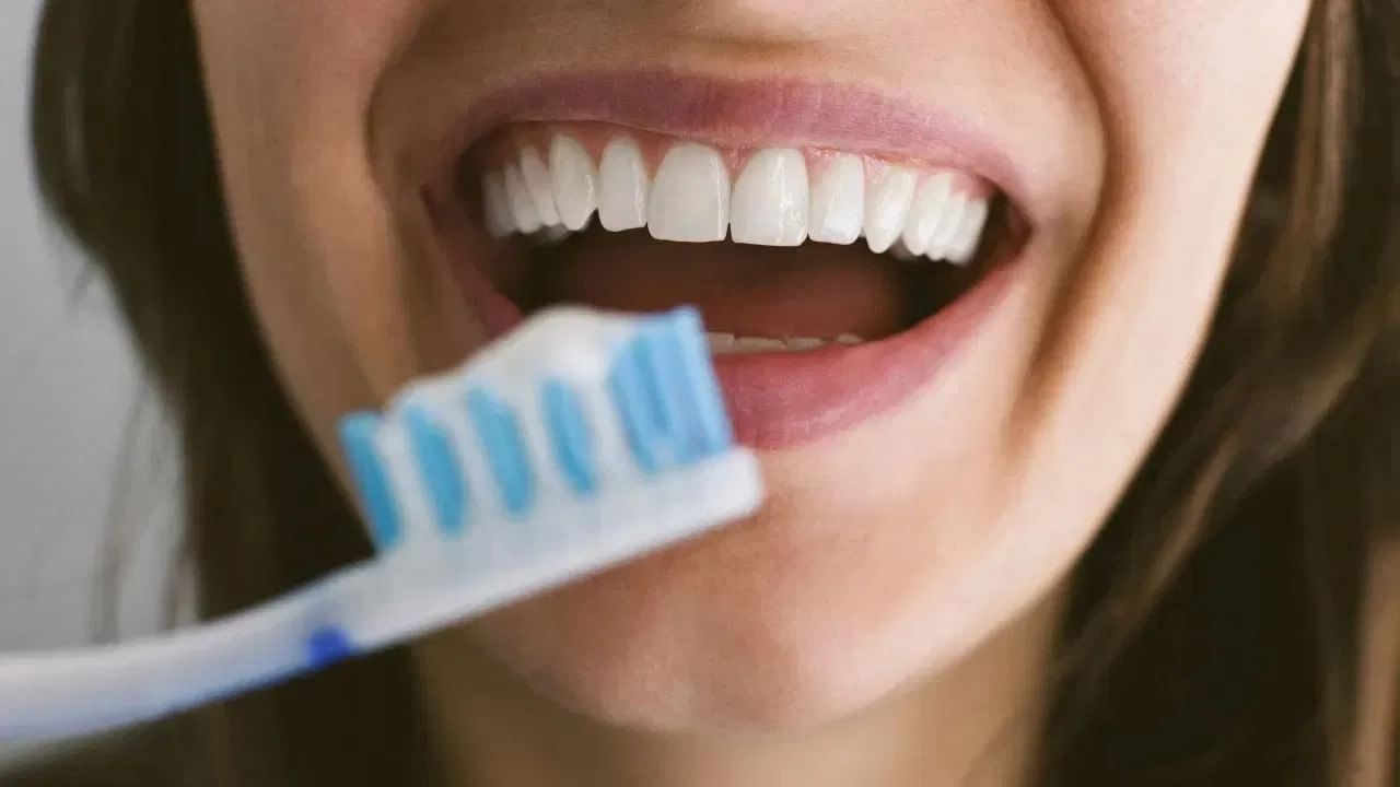 योग्य पद्धतीने ब्रश करताना हलक्या हाताने आणि गोलाकार गतीमध्ये दात घासावेत, असे दंतवैद्य सांगतात. ब्रश दातांच्या प्रत्येक कोपऱ्यात पोहोचेल याची खात्री करा. योग्य ब्रशिंगमुळे दातांवरील प्लाक निघून जातो आणि दात दीर्घकाळ निरोगी राहतात.