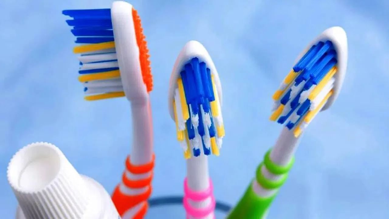 ज्यांचे तोंडाचे आरोग्य चांगले आहे, ते मध्यम ब्रिसल्सचा टूथब्रश वापरू शकतात. जर तुमच्या टूथब्रशचे ब्रिसल्स लवकर झिजत असतील, तर याचा अर्थ तुम्ही दात खूप जोरात घासत आहात. दात जास्त जोर लावून घासल्याने हिरड्या आणि दातांच्या आवरणाला नुकसान होऊ शकते.