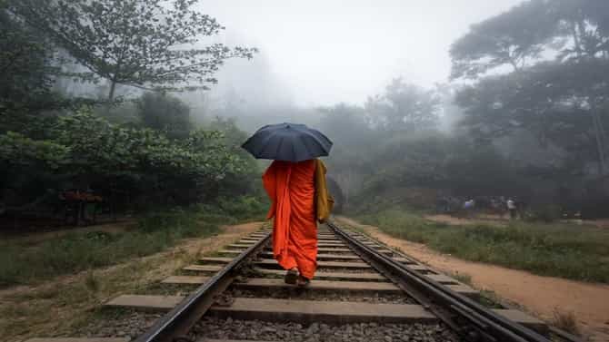 ट्रेनच्या रुळांवर छत्री घेऊन चालताय? व्हा सावधान, बेतेल जीवावर, फार कमी लोकांना माहितेय कारण