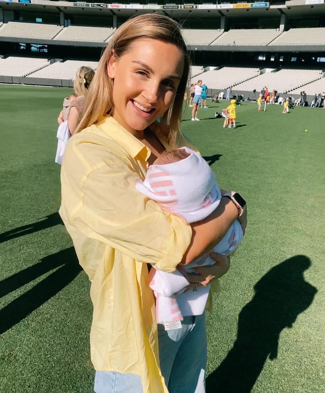 या जगात असे काही क्रिकेटर आहेत, ज्यांची एक झलक पाहण्यासाठी त्यांचे फॅन्स अक्षरश: जीवचं रान करतात. हे क्रिकेटर्स मैदानात आले की त्यांच्या नावाचा जयघोष पाहायला मिळतो. 