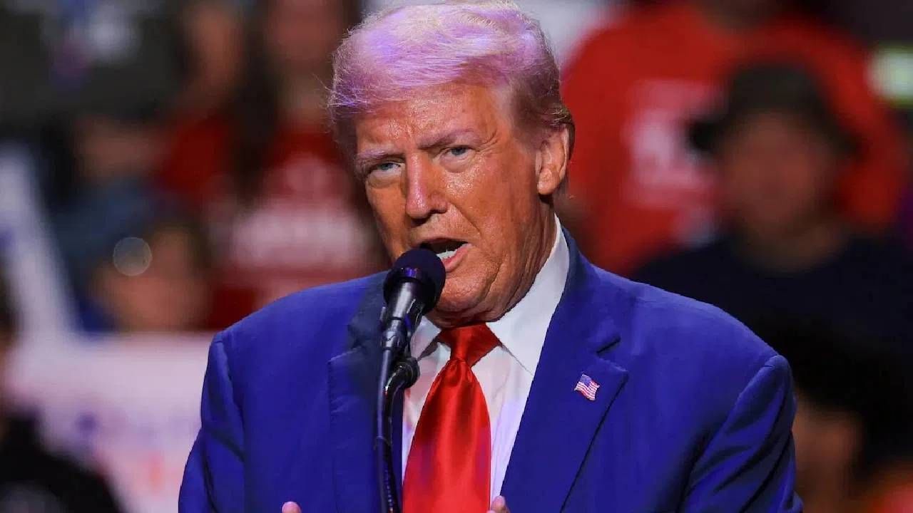 ट्रम्प यांच्या टॅरिफमुळे जगात ट्रेड वॉर सारखी स्थिती आहे. चीनसोबत व्यापार युद्ध, भारत-ब्राझील या देशांवर 50 टक्के टॅरिफ. ट्रम्प यांनी भारतावर आधी 25 टक्के टॅरिफ लावला, मग रशियन तेल खरेदीचा मुद्दा उपस्थित करुन अतिरिक्त 25 टक्के टॅरिफ वाढवला. पण तुम्हाला हे माहितीय का? जगातल्या इतक्या सगळ्या देशांवर टॅरिफ लावून अमेरिकेला काय मिळालं?