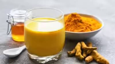हळदीचे पाणी की दूध तुमच्यासाठी कोणते आहे आरोग्यदायी, जाणून घ्या तज्ञांकडून