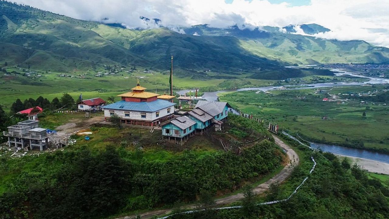 भारतात सिक्कीम, अरुणाचल प्रदेश आणि पश्चिम बंगाल ही 3 राज्ये आहेत ज्यांची सीमा ही 3 देशांना लागून आहे. त्यामुळे ही राज्ये खास आहेत.  