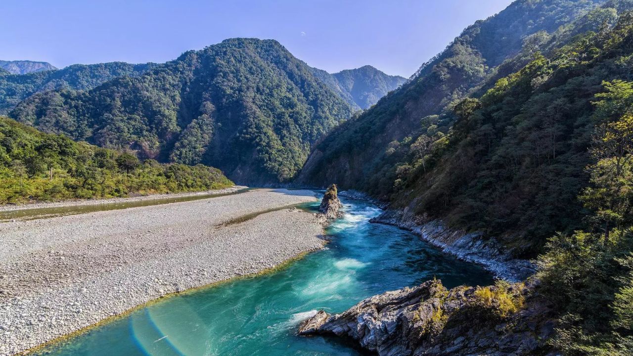 भारत हा जगातील सर्वात मोठ्या देशांपैकी एक आहे. त्यामुळे भारताची सीमा अनेक देशांशी आहे. मात्र तुम्हाला कदाचित हे माहिती नसेल की कोणत्या भारतीय राज्याची सीमा 3 देशांशी जोडलेली आहे? हे आज आपण जाणून घेऊयात.  