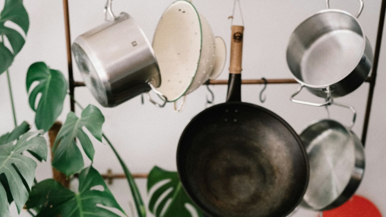 परंतु ज्योतिषशास्त्रानुसार, आठवड्यात दोन असे दिवस देखील असतात. ज्या दिवशी तुम्ही जर नवीन भांडी खरेदी केलात, तर माता लक्ष्मी आणि भगवान विष्णूची तुमच्यावर विशेष कृपा प्राप्त होते.