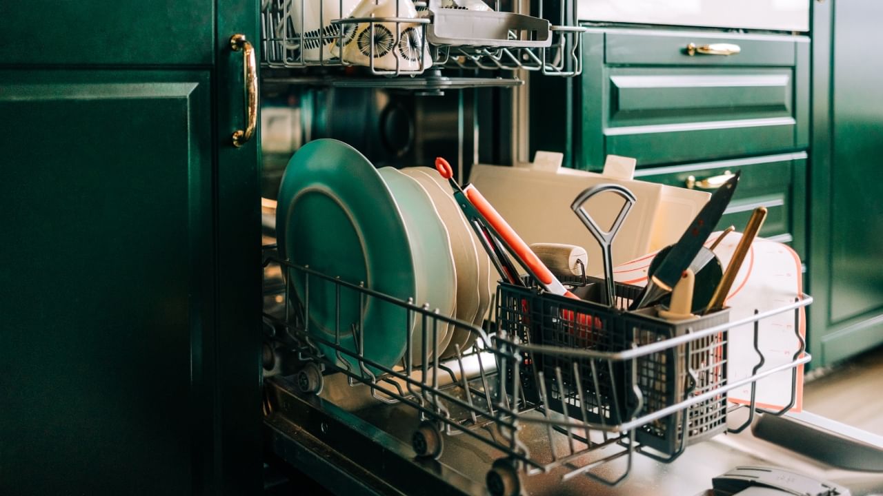 गुरुवारी भांडी खरेदी केल्याने घरात धनप्राप्तीचे नवीन मार्ग उघडतात. यामुळे आर्थिक स्थिती मजबूत होते. गुरूच्या कृपेने उत्पन्नात वाढ होते. या दिवशी खरेदी केलेली भांडी स्वयंपाकघरातील अन्नाच्या माध्यमातून सकारात्मक ऊर्जेचा संचार करतात.