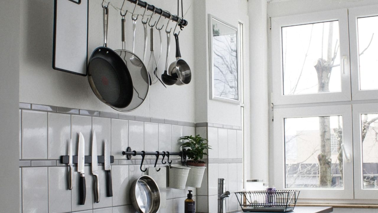 शुक्रवार हा दिवसही शुभ मानला जातो. शुक्र हा ग्रह थेट धनाची देवी माता लक्ष्मी आणि सौंदर्य तसेच ऐश्वर्याचा कारक यांना समर्पित आहे. या दिवशी नवीन भांडी घरी आणणे म्हणजे, घरात धन आणि वैभवाला आमंत्रित करणे असे म्हणतात.