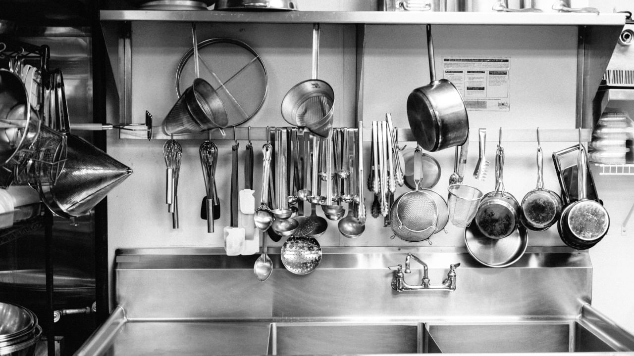 गुरुवार आणि शुक्रवार या दोन दिवशी तुम्ही भांडी किंवा धातूच्या वस्तू खरेदी करायला हव्यात. धनत्रयोदशी व्यतिरिक्त, गुरुवार आणि शुक्रवारी नवीन भांडी खरेदी करणे इतके शुभ का मानले जाते? यामुळे घरात सुख-समृद्धी कशी टिकून राहते, हे जाणून घेऊया.