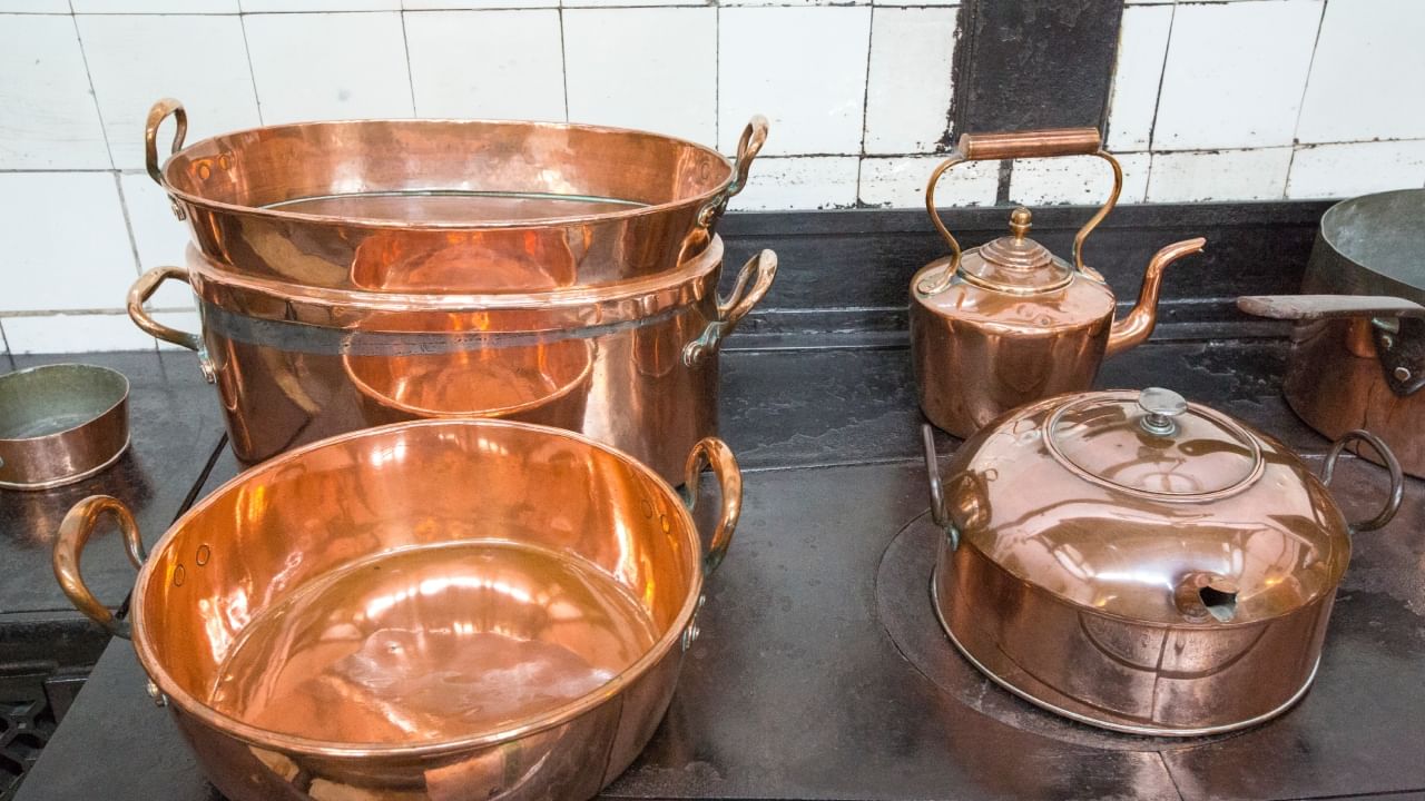 हिंदू धर्मात आठवड्यातील प्रत्येक दिवशी खरेदीसाठी स्वतःचे विशेष महत्त्व सांगितले आहे. सामान्यतः, लोक धन आणि समृद्धीसाठी दिवाळीपूर्वी येणाऱ्या धनत्रयोदशीलाच नवीन भांडी किंवा धातूच्या वस्तूंची खरेदी करणे शुभ समजतात.