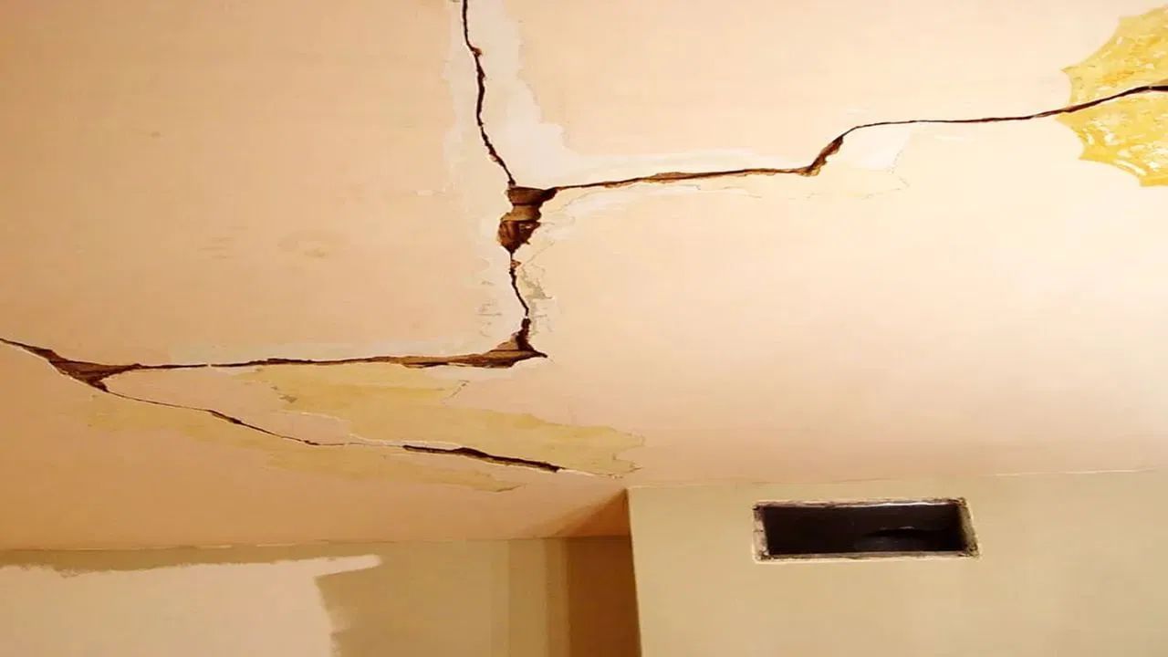 घरातील वस्तू वारंवार खराब होणे हे देखील वास्तुदोषाचे संकेत असू शकतात. टीव्ही, रेफ्रिजरेटर, वॉशिंग मशीन किंवा नळ यांसारख्या घरगुती वस्तू वारंवार खराब होत असतील किंवा भिंतीमध्ये भेगा पडत असतील, तर हे वास्तुशी संबंधित समस्येचे लक्षण असू शकते. तसेच नळातून पाणी गळत राहणे हे देखील आर्थिक नुकसानीचे लक्षण मानले जाते.