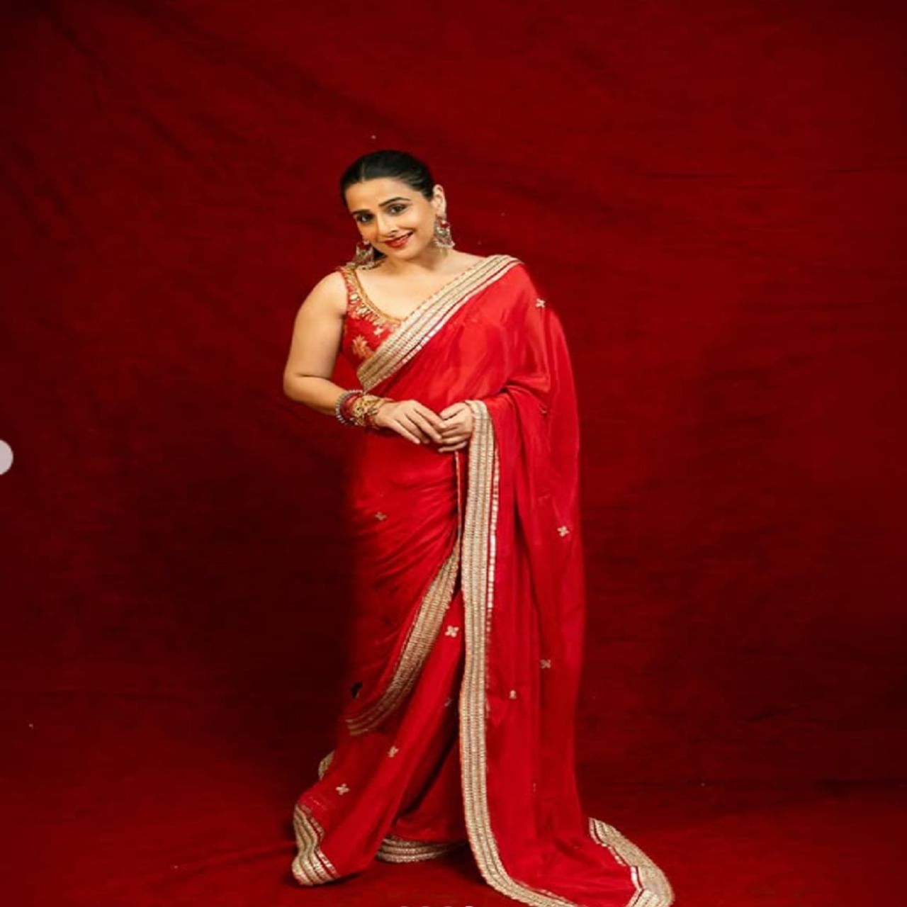 विद्या बालन गेले अनेक दिवस चर्चेत आहे. ती सोशल मीडियावर मोठ्या प्रमाणात सक्रिय आहे. नवनवीन फोटो शेअर करत ती चाहत्यांशी कनेक्ट होत आहे.