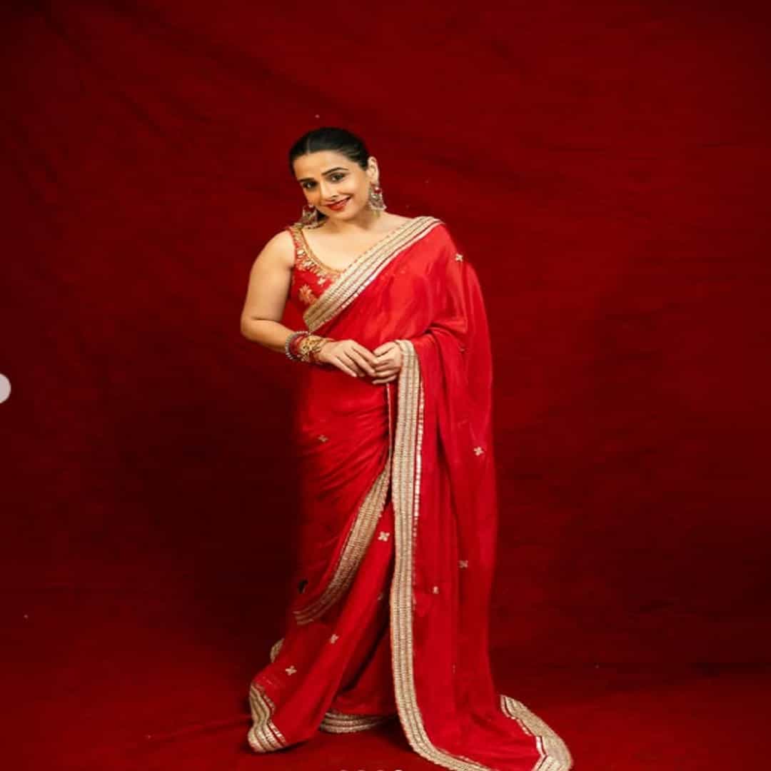 विद्या बालन गेले अनेक दिवस चर्चेत आहे. ती सोशल मीडियावर मोठ्या प्रमाणात सक्रिय आहे. नवनवीन फोटो शेअर करत ती चाहत्यांशी कनेक्ट होत आहे.
