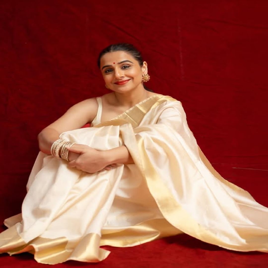 जर तुम्ही तिचं इन्स्टाग्राम अकाउंट पाहिलं तर तुम्हाला तिच्या वेगवेगळ्या लूकमधील फोटो दिसतील. हे फोटो प्रचंड सुंदर आहेत. प्रत्येक साडीत अभिनेत्री सुंदर दिसते. 