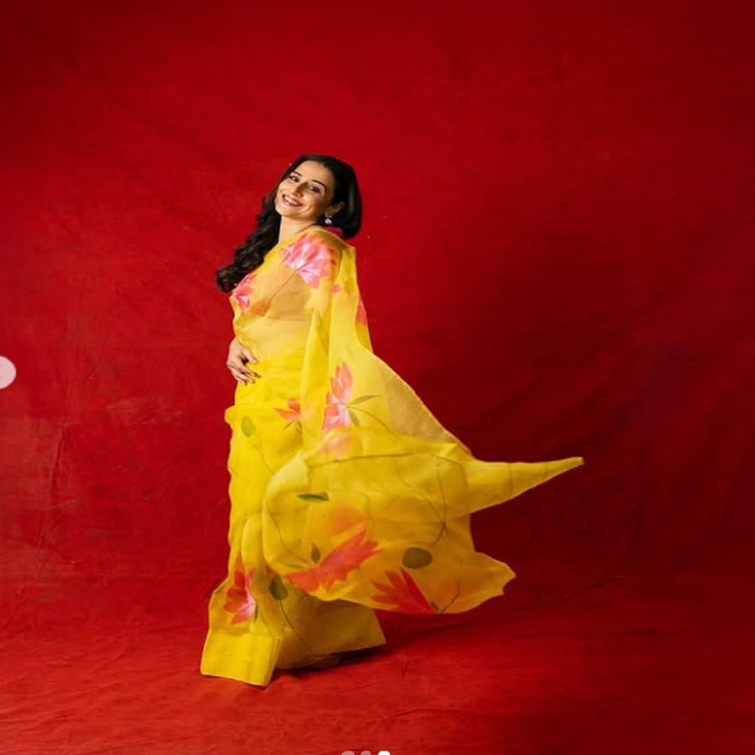 विद्या बालन  हिला आज कोणत्याच ओळखीची गरज नाही. अभिनेत्रीने अनेक दमदार भूमिका साकारत चाहत्यांचं मनोरंजन केलं आहे. सोशल मीडियावर अभिनेत्री फोटो कायम व्हायरल होत असतात. 