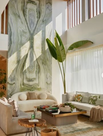 विराट कोहली आणि त्याची पत्नी अनुष्का कोहली आज एकदम आलिशान घरात राहतात. विराट कोहलीचे गुरुग्राम इथे एक आलिशान आणि सर्व सोईसुविधांनी युक्त असे एक घर आहे. 