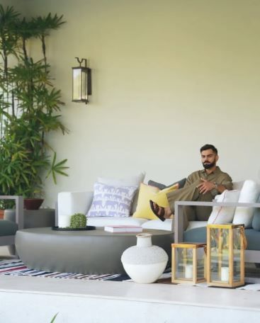  विराट कोहलीला आज नव्या ओळखीची गरज नाही. भारतीय क्रिकेट संघातील तो एक स्टार क्रिकेटपटू आहे. आज त्याच्या पायाशी श्रीमंती लोळण घेते. आज तो शेकडो कोटी रुपयांचा मालक आहे, असे म्हटले जाते. 