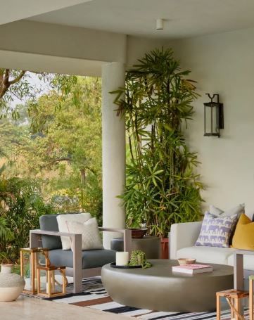 मुंबईच्या वरळी येथेही त्याचे एक अपार्टमेंट आहे. आज या अपार्टमेंटची किंमत कोट्यवधी रुपये आहे. यासह त्याचे अलिबागमध्ये एक मोठे आणि आलिशान असे फार्महाऊस आहे. या फार्महाऊसची नेहमीच चर्चा असते. 