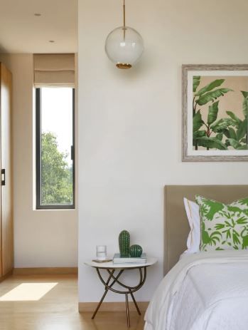 धाकधकीच्या जीवनात निवांत वेळ घालवण्यासाठी विराट कोहलीने अलिबागमध्ये हे फार्महाऊस बांधलेले आहे. त्यांनी 2022 साली अलिबागमध्ये एक जमीन खरेदी केली होती. ही एकूण 8 एकर जमीन होती. 