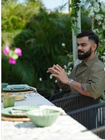 कोहलीच्या या फार्महाऊसमध्ये स्वीमिंग पूल आहे. सोबतच इतरही सर्व सोई सुविधा आहेत. विराटने या घराचे डिझाईनदेखील अगदी युनिक असे केलेल आहे. या घरासाठी त्याने पांढऱ्या रंगाचा वापर केलेला आहेत. अगदी आलिशान वाटावे असे विराटचे फार्महाऊस आहे.   