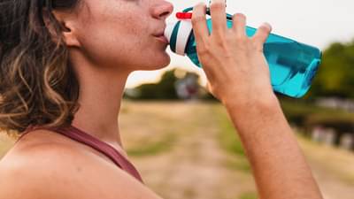 Hydrated राहाण्यसाठी दिवसभरात किती पाणी प्यावे?