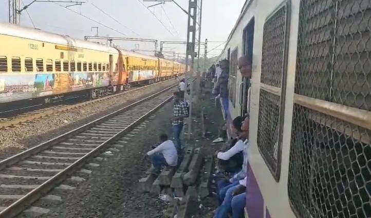 पालघर येथे वीज पुरवठा खंडीत झाल्याने विरारपासून डहाणूकडे जाणाऱ्या वाहतूकीवर मोठा परिणाम झाला आहे. आधीच विरार ते डहाणूसाठी लोकल गाड्याची संख्या कमी असताना या बिघाडाने डहाणूला जाणाऱ्या प्रवाशांचे मोठे हाल झाले आहेत. 