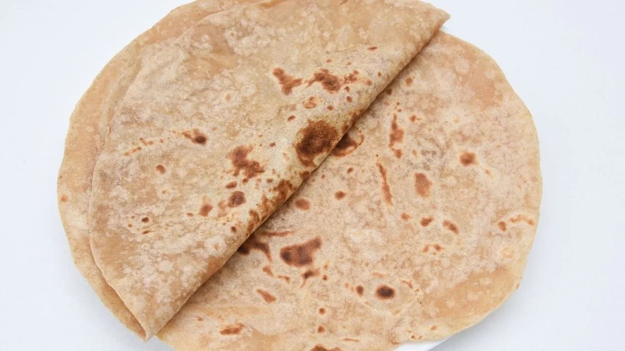 सध्या आपली लाईफस्टाईल प्रचंड बदलली आहे. फास्टफूड किंवा वेळी अवेळी खाल्ल्याने नागरिकांच्या पोटाच्या समस्या वाढल्या आहेत. यातील एक प्रमुख घटक म्हणजे गहू. कर्करोग तज्ज्ञ डॉ. तरंग कृष्णा यांनी अलीकडेच आपल्या सोशल मीडिया प्लॅटफॉर्मवर एक व्हिडीओ शेअर केला आहे. 