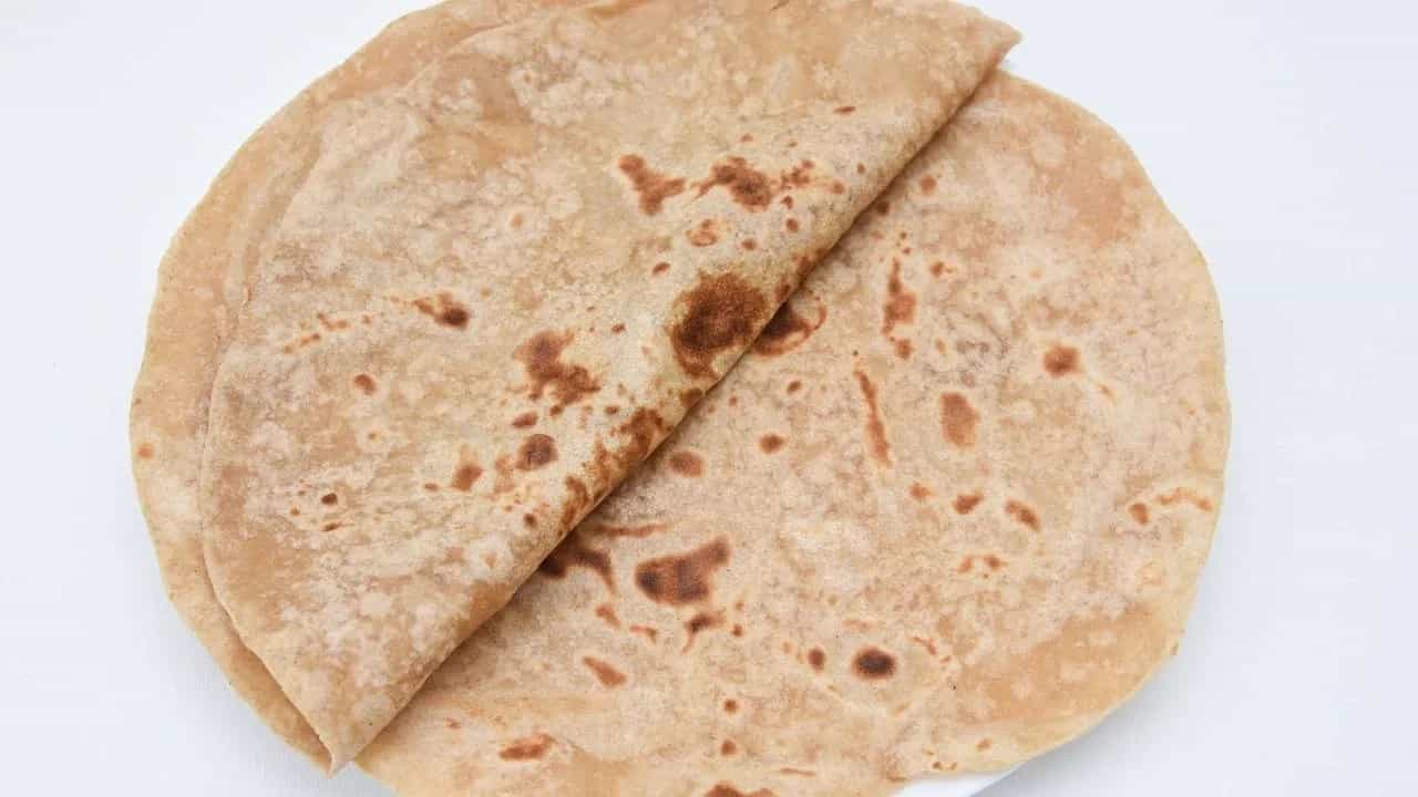 सध्या आपली लाईफस्टाईल प्रचंड बदलली आहे. फास्टफूड किंवा वेळी अवेळी खाल्ल्याने नागरिकांच्या पोटाच्या समस्या वाढल्या आहेत. यातील एक प्रमुख घटक म्हणजे गहू. कर्करोग तज्ज्ञ डॉ. तरंग कृष्णा यांनी अलीकडेच आपल्या सोशल मीडिया प्लॅटफॉर्मवर एक व्हिडीओ शेअर केला आहे.