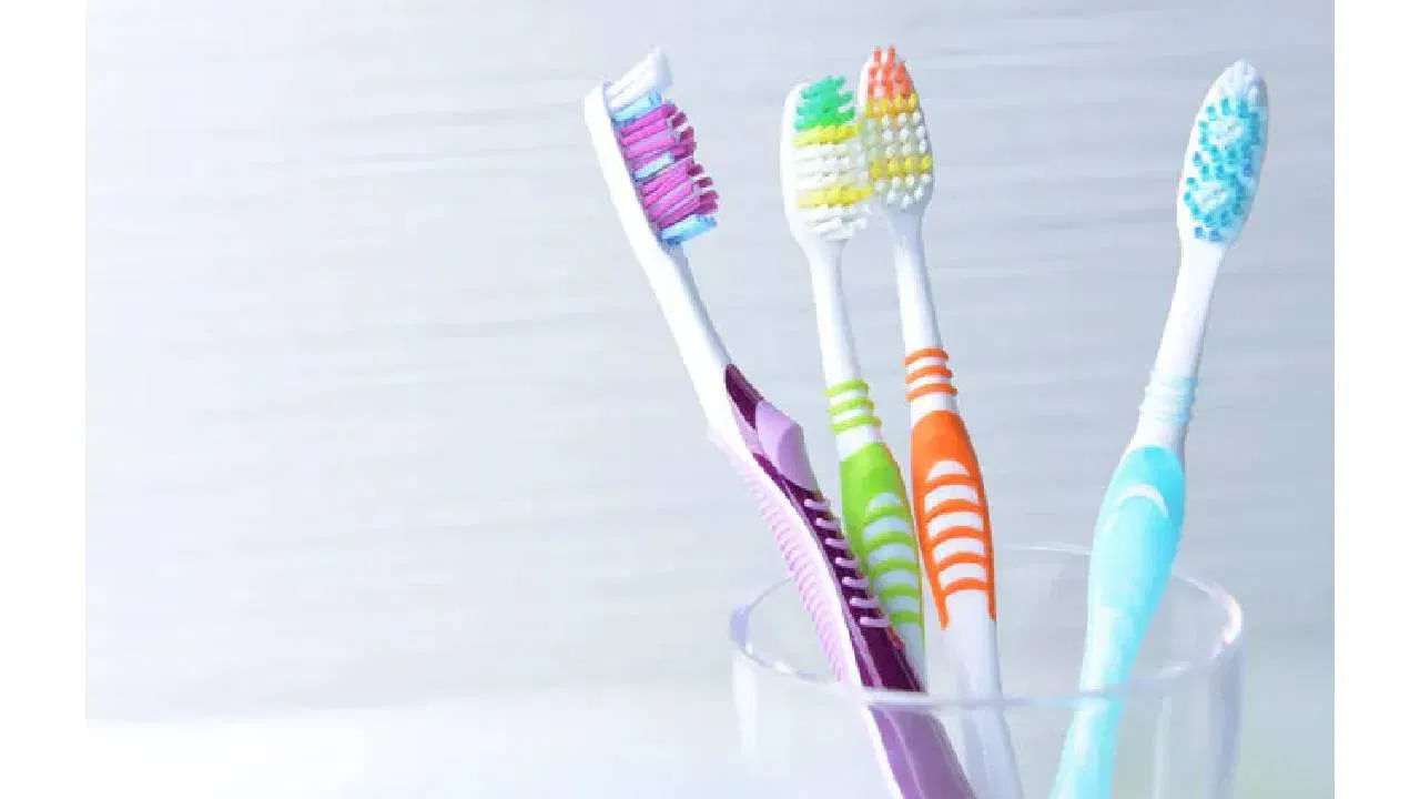 दात घासणे म्हणजे फक्त ब्रश पुढे-मागे करणे एवढेच नाही, तर त्यासाठी एक योग्य तंत्र आहे. दात घासताना ते कायम वर-खाली अशाप्रकारे घासावे. यामुळे दातांवर तयार होणारा जिवाणूंचा थर (Plaque) निघून जातो, ज्यामुळे दात किडत नाहीत.