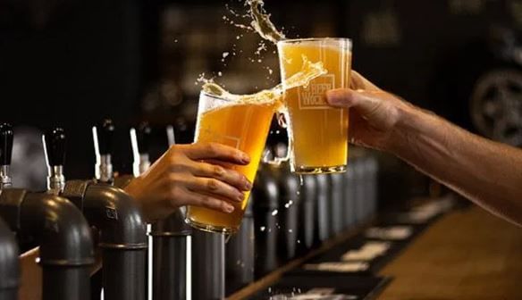 त्यानंतर गोव्यात कदंबा व्हिस्कीदेखील खूप प्रसिद्ध आहे. या व्हिस्कीला सर्वोत्तम भारतीय सिंगल-मॉल्ट व्हिस्की असा खिताब मिळालेला आहे. या कदंबा व्हिस्कीची 750 मिलीची एक बॉटल 2200 रुपयांना मिळते. 