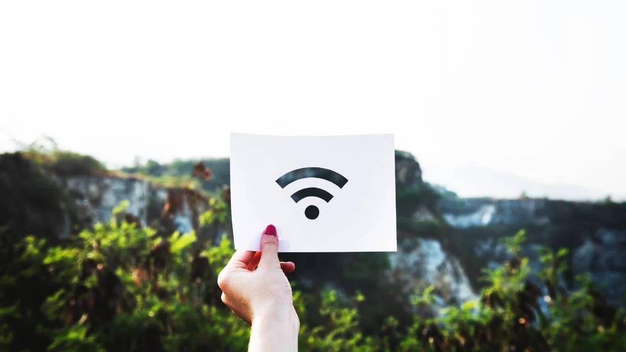 WiFi म्हणजे वायरलेस फिडेलिटी(Wireless Fidelity). हे तंत्रज्ञान कसे काम करते ते पाहूया.