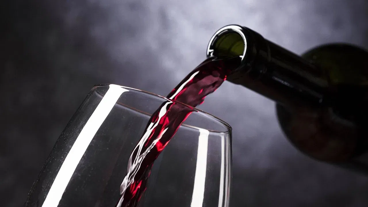 वाइन खराब का होते? याची अनेक कारणे असतात. सूर्यप्रकाश वाइनपर्यंत पोहोचल्याने ती खराब होण्याचा धोका वाढतो. यामुळे त्यात रासायनिक प्रक्रिया होते आणि चव बिघडते. त्यात हवा शिरल्याने चव खराब होते. त्यामुळे काही गोष्टींची काळजी घेऊन तुम्ही ती खराब आहे की नाही हे ओळखू शकता.