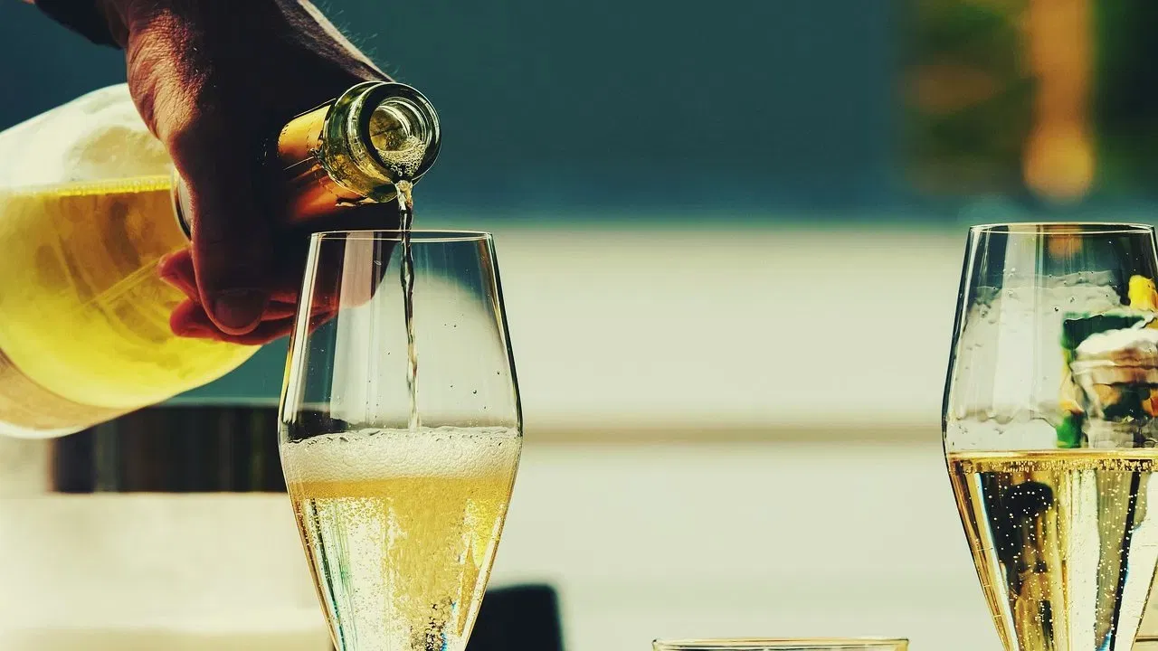 रंगाच्या आधारावर… वाइनचा बदललेला रंग हा ती खराब झाल्याचा संकेत देतो. याचे उदाहरणाने समजावून घेऊ शकता. जर रेड वाइनचा रंग तपकिरी दिसत असेल किंवा व्हाइट ट्रान्सपेरंट वाइनचा रंग पिवळा झाला असेल, तर याचा अर्थ ती खराब झाली आहे. हे ऑक्सिडेशन प्रक्रियेमुळे होते. ज्याप्रमाणे सफरचंद कापल्यानंतर त्याचा रंग तपकिरी होतो.