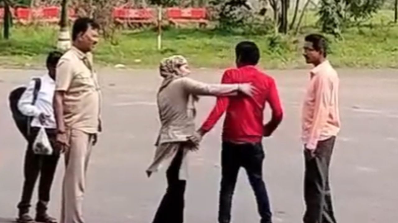 आता पुन्हा अशीच घटना समोर आल्याने प्रवाशांमध्ये संताप व्यक्त करण्यात येत आहे. मारहाण करणाऱ्या महिला कंडक्टरवर तत्काळ गुन्हा दाखल करून कारवाई करण्याची मागणी प्रवाशांकडून करण्यात येत आहे. 