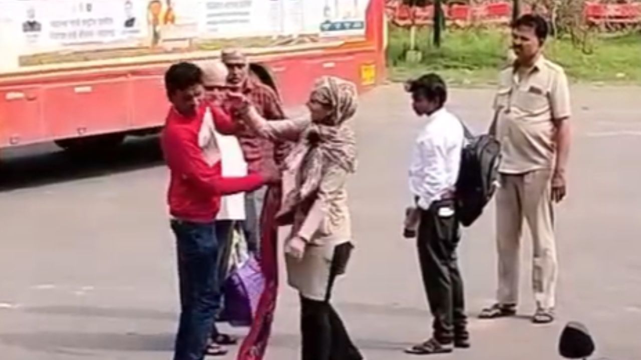 भंडारा जिल्ह्यातील लाखनी बसस्थानकावर चिल्लरसाठी महिला कंडक्टरने प्रवाशाला मारहाण केल्याची धक्कादायक घटना घडली आहे. याचा व्हिडिओ सोशल मीडियावर मोठ्या प्रमाणात व्हायरल झाला. 