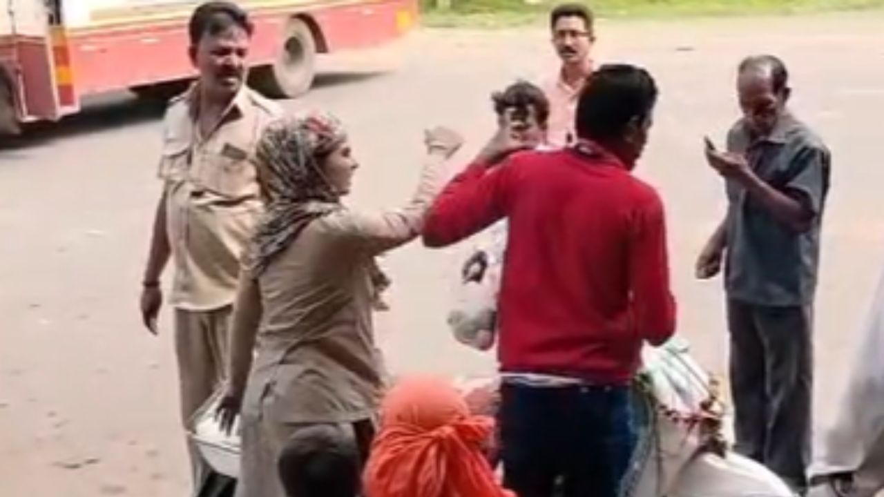 भंडारा जिल्ह्यातील महिला कंडक्टर कडून मारहाणीची दुसरी घटना आहे. आठ दिवसाआधी एका महिला कंडक्टरने विद्यार्थिनीला केस ओढून मारहाण केल्याची घटना घडली होती. 