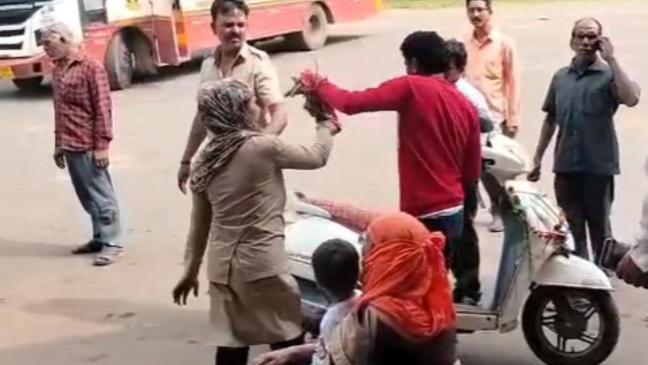 तुम्ही फोटोमध्ये पाहू शकता की, महिला कंडक्टर प्रवाशाला सर्वासमोर मारहाण करत आहे. ती त्याच्या पाठीत आणि कानाखाली मारताना दिसत आहे. इतर प्रवासी हा राडा पाहत असल्याचे दिसत आहे. 