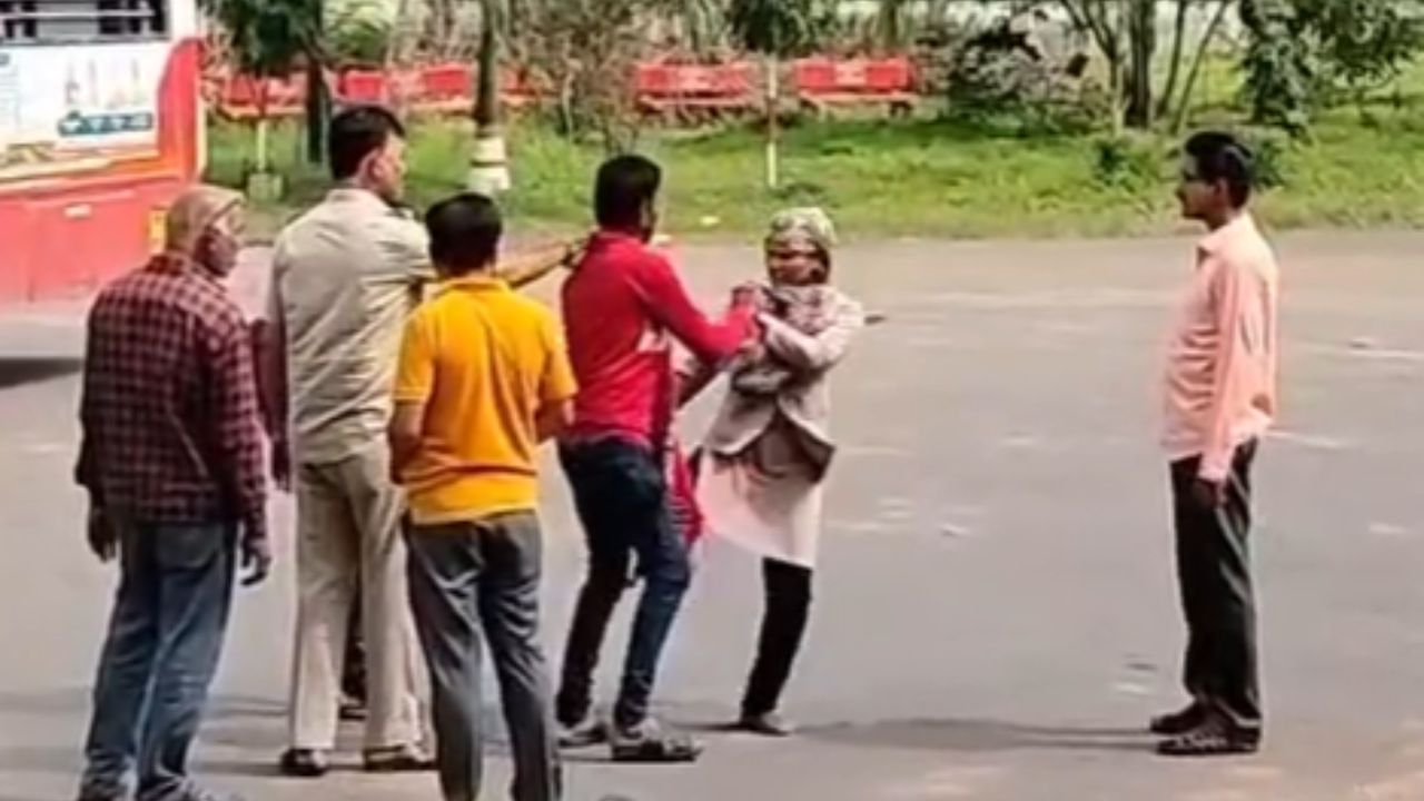 या घटनेचा प्रवाशांकडून तीव्र संताप व्यक्त करण्यात येत आहे. मध्यप्रदेशातून महाराष्ट्रात येणाऱ्या प्रवाशाला चिल्लर साठी मारहाण करणाऱ्या महिला कंडाक्टरवर कारवाईची मागणी करण्यात येत आहे.