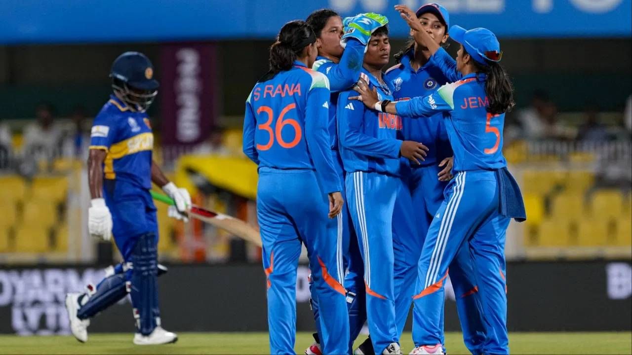 अशा खेळाडूंपैकी एक आहे, भारताची क्रांती गौड. तिची आई मजुरीचं काम करायची. तिच्याकडे पायात घालायला बूटही नव्हते. पण ही महिला खेळाडू सध्या भारताच्या वेगवान गोलंदाजीची मुख्य ताकद बनली आहे. याचवर्षी आंतरराष्ट्रीय क्रिकेटमध्ये डेब्यू करणाऱ्या क्रांती गौडने आतापर्यंत 9 वनडेमध्ये 18 विकेट घेतल्या आहेत.(Photo: PTI)