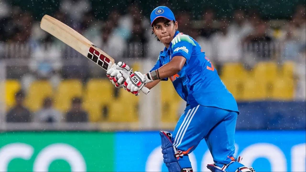 महिला वर्ल्ड कपमध्ये खेळणारी  भारताची ऑलराउंडर अमनजोत कौर एक कारपेंटरची मुलगी आहे. पैशांची कमतरता असून सुद्धा तिच्या वडिलांनी तिला क्रिकेटर बनवण्यात कुठलीही कमतरता ठेवली नाही. तिच्या वडिलांना विश्वास होता की, एकदिवस त्यांची मुलगी भारतासाठी खेळेल. आज ते स्वप्न पूर्ण झालय.   अमनजोत कौरने आतापर्यंत 10 वनडे सामन्याकत 155 धावांशिवाय 14 विकेट घेतल्या आहेत.(Photo: PTI)