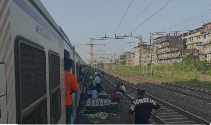 विद्युत पुरवठा बंद होण्याचे कारण अद्याप समोर आले नाही. या तांत्रिक बिघाडामुळे लोकल सह लांबपल्ल्याच्या  एक्सप्रेस गाड्यांच्या वेळापत्रकावरही मोठा परिणाम झाला आहे. 