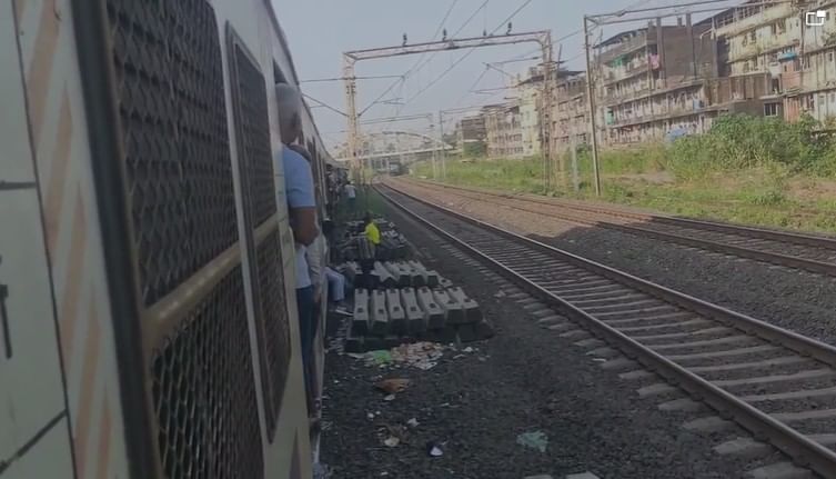 रविवारची सुट्टी असल्याने आणि दिवाळीचा सण तोंडावर आल्याने खरेदीसाठी आणि इतर कारणासाठी मुंबईला आलेल्या मुंबईकरांचे आपल्या घरी परताना मोठे हाल होत आहेत. 