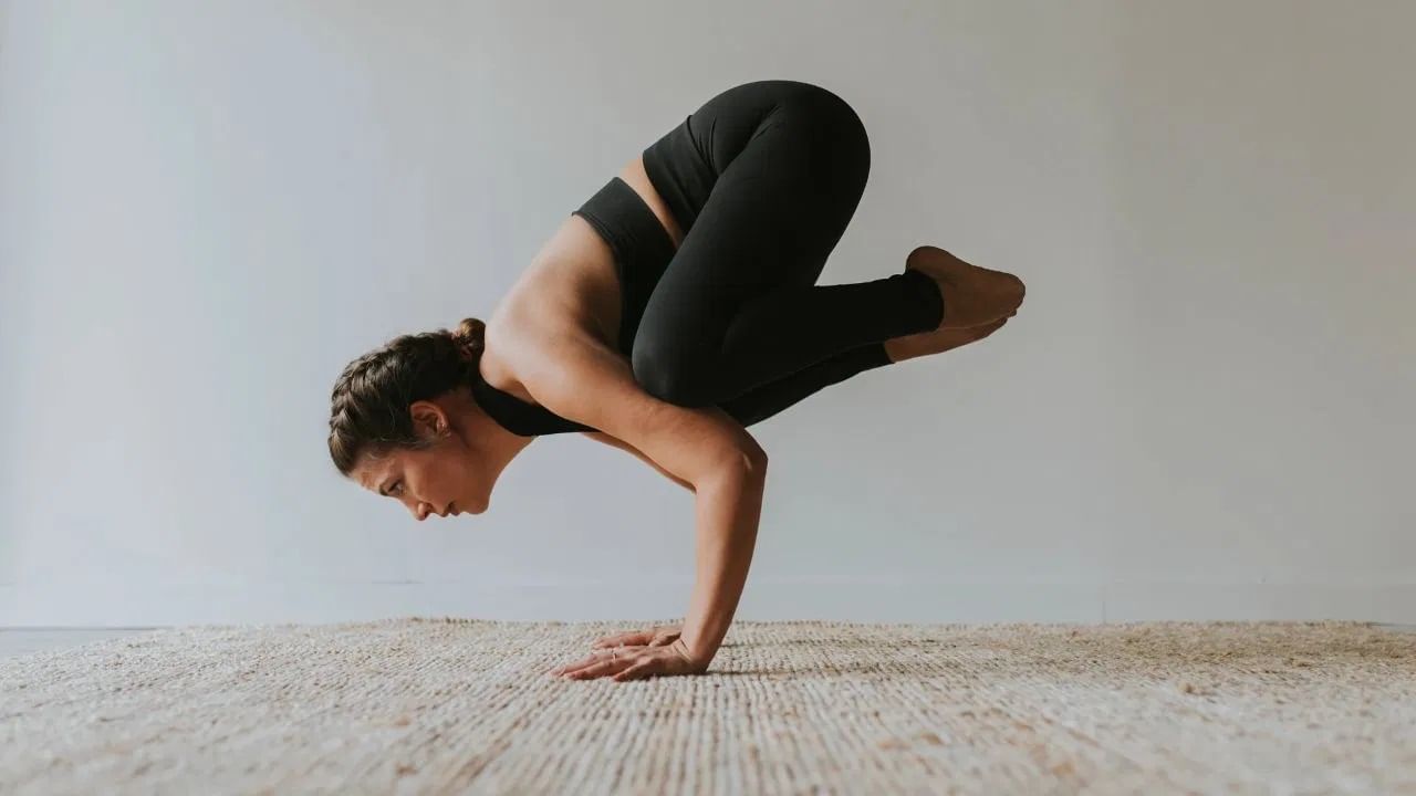 योगा करण्यापूर्वी आंघोळ करणे किती आणि का आवश्यक आहे? जाणू घ्या तज्ज्ञ काय सांगतात योगा करण्यापूर्वी आंघोळ करणे किती आणि का आवश्यक आहे? जाणू घ्या तज्ज्ञ काय सांगतात