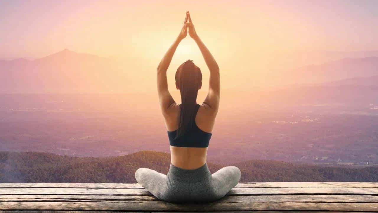 योगा करणे निरोगी आरोग्यासाठी अत्यंत फायदेशीर आहे. योगा केल्याने आरोग्याच्या अनेक समस्या दूर होण्यास मदत होते. योगाचा इतिहास सुमारे 5 हजार वर्ष जुना आहे. नियमित योग केल्याने शारीरिक आणि मानसिक आरोग्य सुधारू शकते.