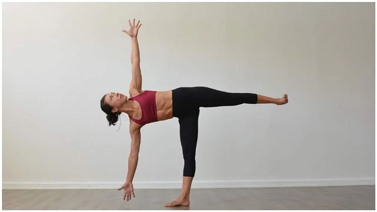 योगामुळे शरीरातील हार्मोन्सचे संतुलन राखले जाते, त्यामुळे पीरियड्सचे त्रास, पॉलिसिस्टिक ओव्हरी सिंड्रोम (PCOS), आणि मेनोपॉजशी संबंधित समस्या कमी होतात. त्यामुळे रोज महिलांनी स्वतःला वेळ द्या. 