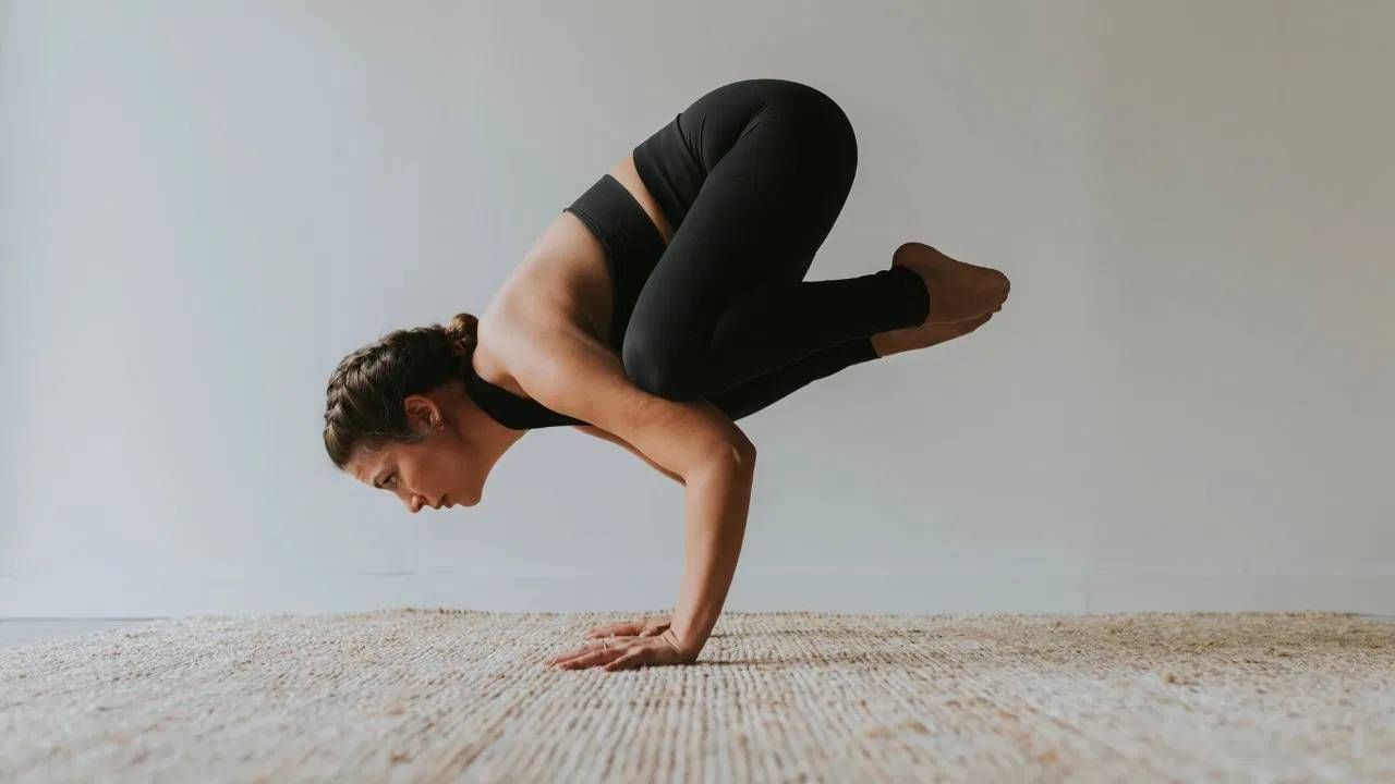 यामुळे जर योगा करण्यापूर्वी आंघोळ केली तर फायदेशीर ठरते. मुळात म्हणजे अंघोळीच्या अगोदर किंवा नंतर योगा करा. योगा केल्याने मन प्रसन्न राहते. 