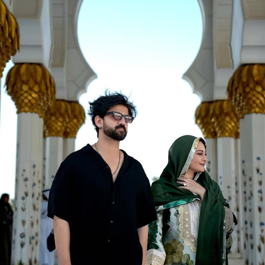 व्हिडिओत दिसत की सोनाक्षी पती झहीर सोबत मशि‍दीच्या आतमध्ये फेरफटका मारत आहे. दोघांना एकत्र पाहून फॅन्सनी कमेंटमध्ये प्रेम व्यक्त केलय. 