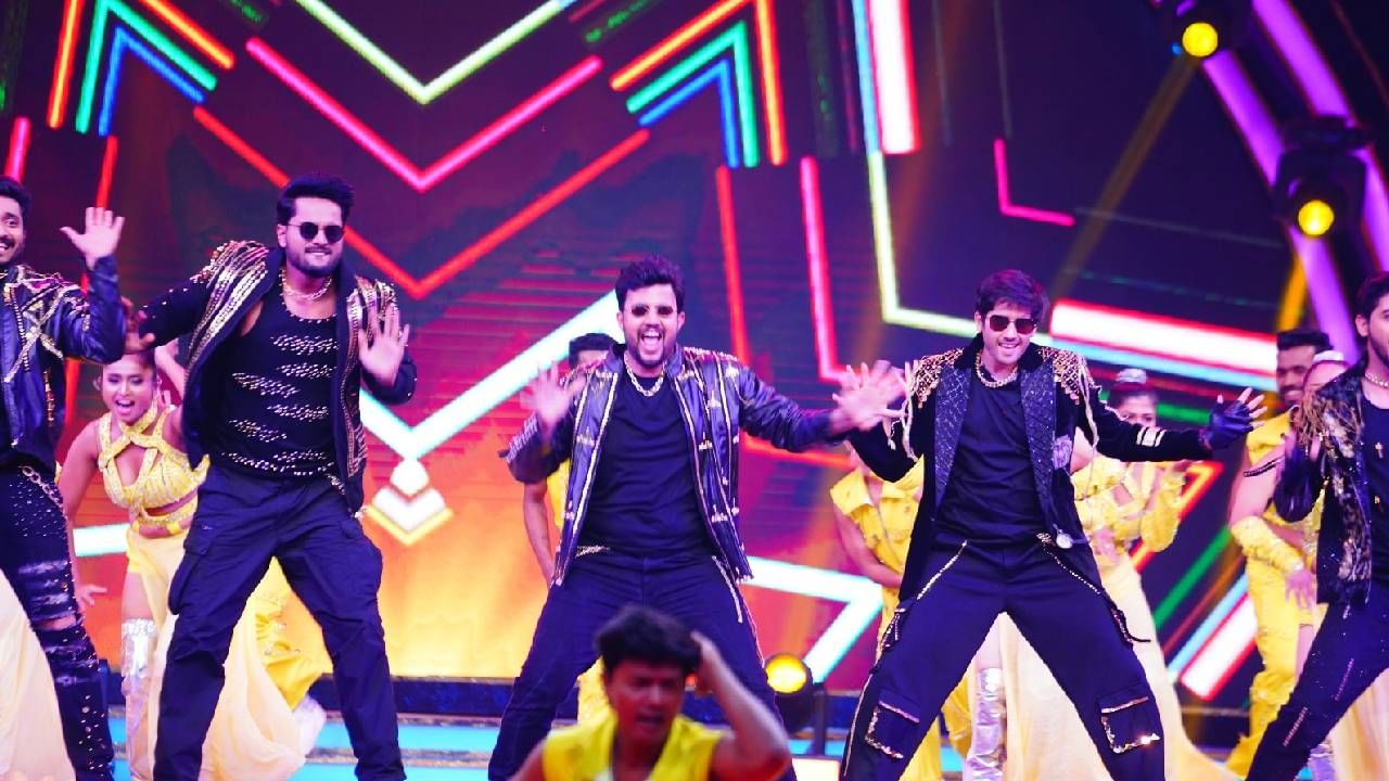 'झी मराठी अवॉर्ड्स 2025' हा छोट्या पडद्यावरील अत्यंत लोकप्रिय पुरस्कार सोहळा आहे. हा सोहळा यंदाही प्रेक्षकांसाठी खास ठरणार आहे. मालिकांमधील नायिकांइतकेच दमदार ठरलेले प्रेक्षकांचे लाडके नायक आदित्य, सिद्धू, ऋषी, केदार, सारंग आणि अथर्व यावर्षी एका अनोख्या अ‍ॅक्टमधून प्रेक्षकांसमोर येणार आहेत. 
